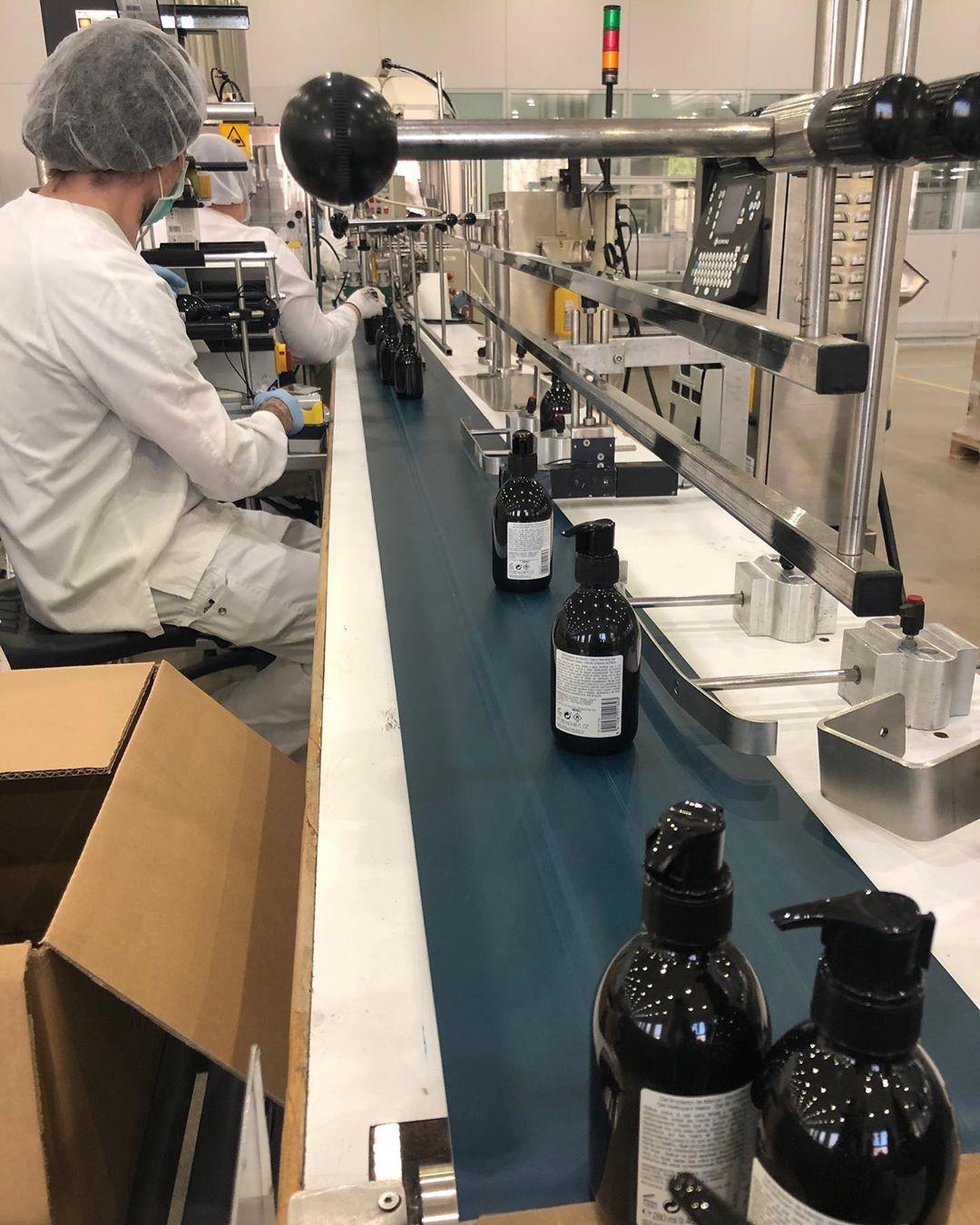 Fábrica transforma perfumes de Shakira em álcool-gel (Foto: Reprodução/Instagram)