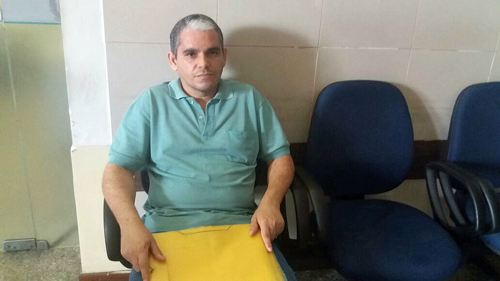Desempregado há quase dois anos,  Jonatas da Silva, de 39 anos, vem apostando no mercado informal para sobreviver (Foto: Thamires Oliveira/G1)