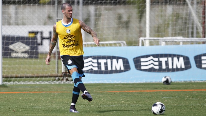 Fred dá cartão de visitas no Grêmio em treino de cobranças de falta; veja