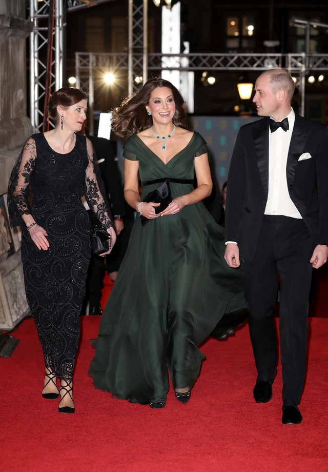 LONDON, ENGLAND - FEBRUARY 18:  Amanda Berry (L) greets Prince William, Duke of Cambridge and Catherine, Duchess of Cambridge as they attend the EE British Academy Film Awards (BAFTA) held at Royal Albert Hall on February 18, 2018 in London, England.  (Ph (Foto: Chris Jackson/Getty Images)