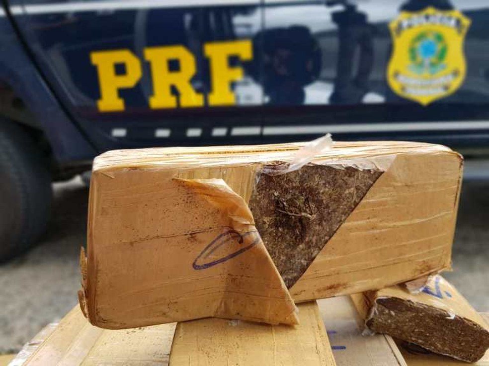 Mulher foi presa transportando 50 kg de maconha na Bahia  â€” Foto: DivulgaÃ§Ã£o/PRF