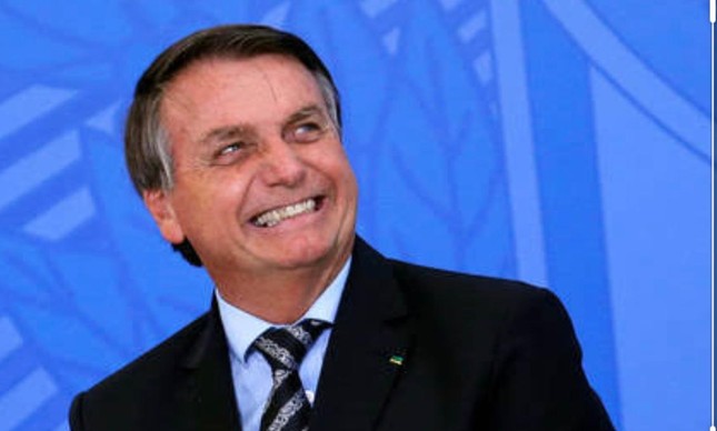 Bolsonaro promulga lei contra stalkers (é o cacete!) nas redes sociais