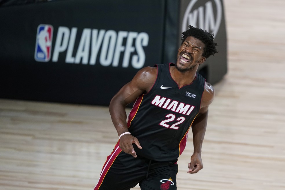 Jimmy Butler comemora cesta contra o Indiana Pacers — Foto: Ashley Landis/Pool Photo-USA TODAY Sports