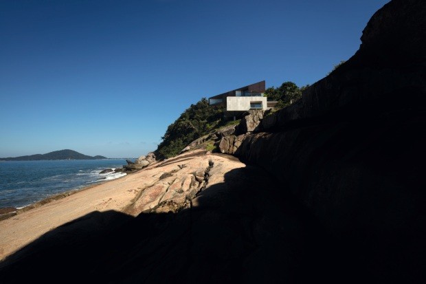 Com arquitetura estonteante, casa no Guarujá paira sobre o mar (Foto: Fernando Guerra (FG+SG))