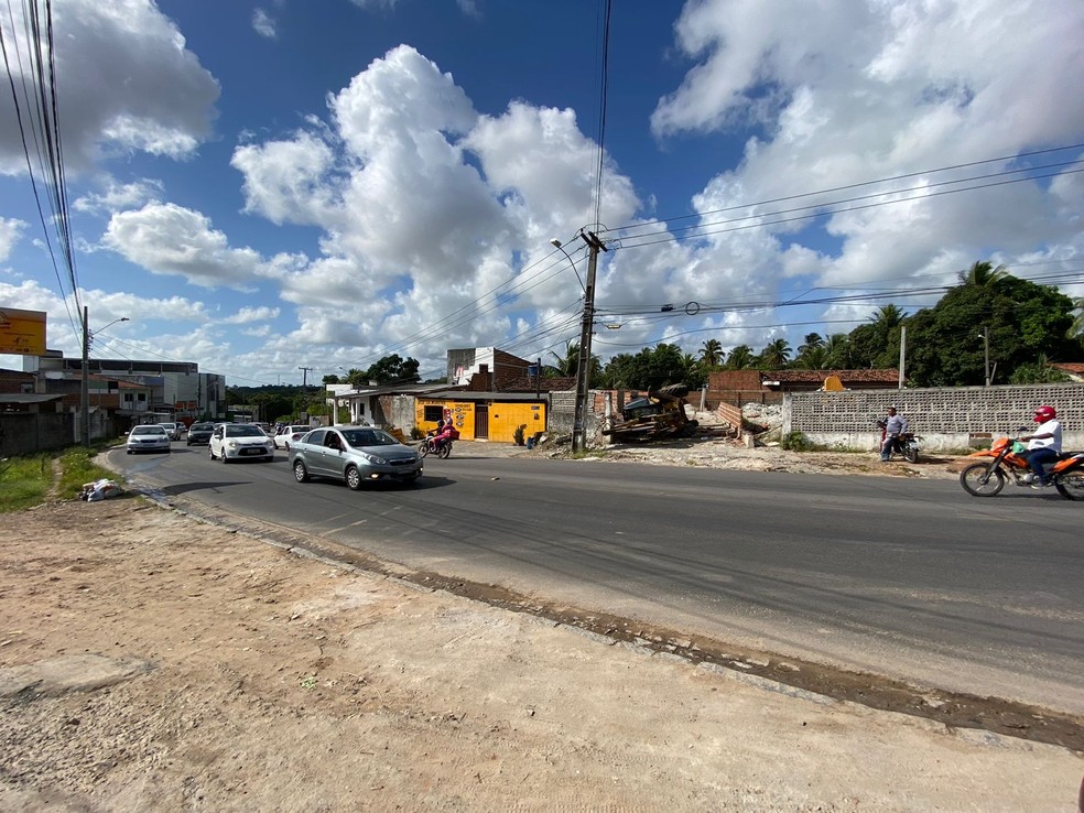Acidente aconteceu na ladeira do Cui&aacute;, na curva do in&iacute;cio da descida que d&aacute; acesso ao bairro do Valentina, em Jo&atilde;o Pessoa &mdash; Foto: Antonio Vieira/TV Cabo Branco
