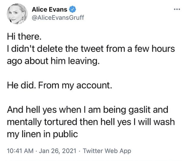 O tuíte da atriz Alice Evans acusando o ex-marido e apagar seu post anunciando o término do casamento dos dois (Foto: Twitter)