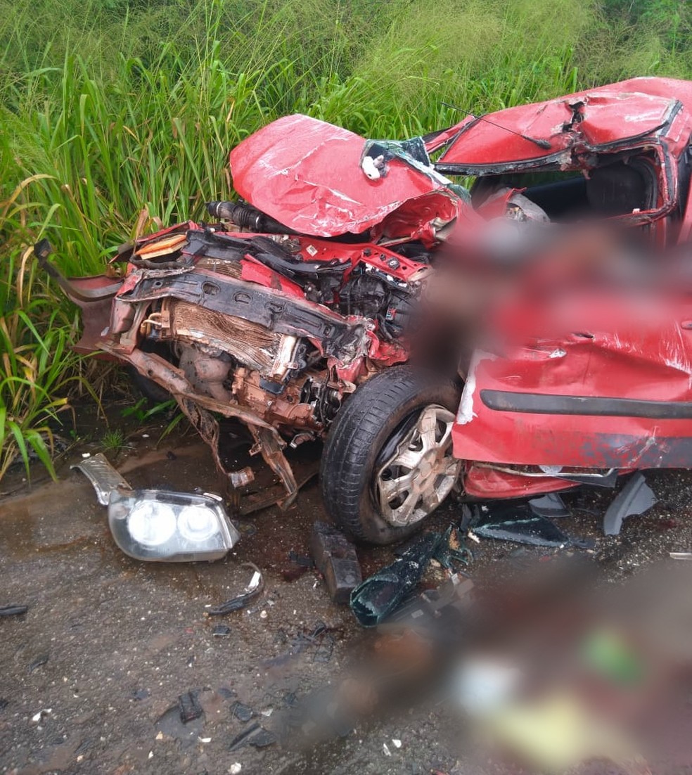 Carro ficou destruído após colisão com ônibus na BR-316, no Maranhão — Foto: Neto Weba