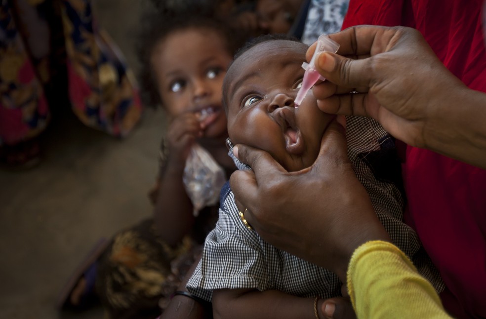 Na foto de 2013, bebê somali recebe vacina contra a poliomielite. Autoridades de saúde declararam que o continente africano está livre do poliovírus selvagem após décadas de esforços. — Foto: Ben Curtis/AP