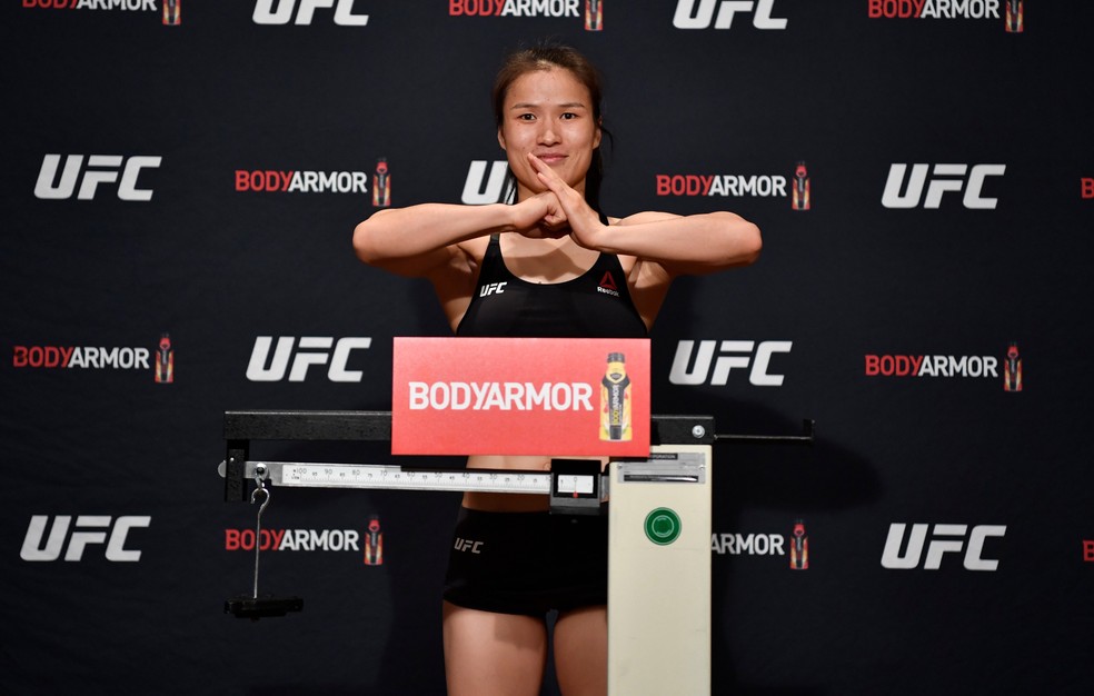 Weili Zhang posa após bater o peso para sua defesa do cinturão peso-palha — Foto: Reprodução/Twitter