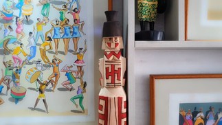 Escultura africana ao lado de um quadro do artista Carybé, na casa de Milton Cunha — Foto: Reprodução