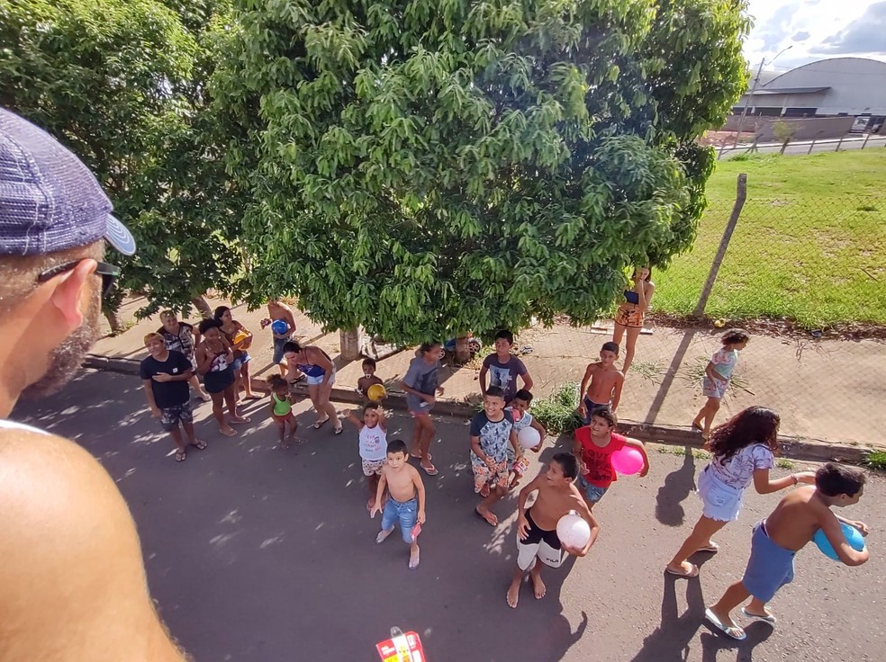 Distribuição dos brinquedos foi feita em comemoração ao Natal — Foto: Stephanie Fonseca/g1