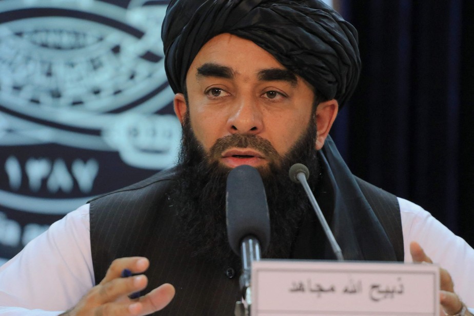 O porta-voz do Talibã, Zabihullah Mujahid, fala durante entrevista coletiva em Cabul, Afeganistão