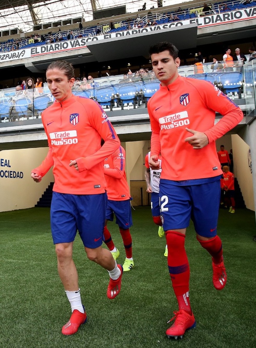 Filipe LuÃ­s e Morata entram em campo antes de jogo do AtlÃ©tico de Madrid contra a Real Sociedad para aquecimento â€” Foto: ReproduÃ§Ã£o de Twitter