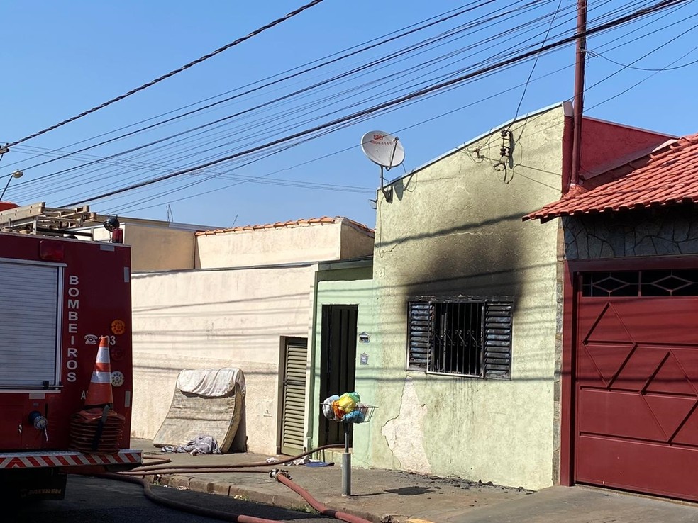 Incêndio atinge casa na Vila Virgínia, em Ribeirão Preto (SP) — Foto: Michelle Souza / CBN Ribeirão