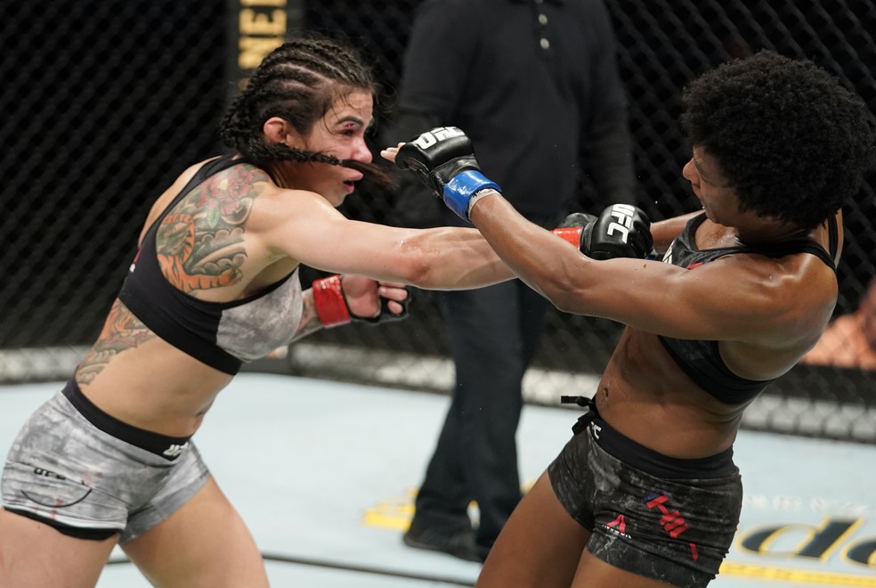 Cláudia Gadelha acerta um direto em Angela Hill no UFC: Overeem x Harris — Foto: Getty Images