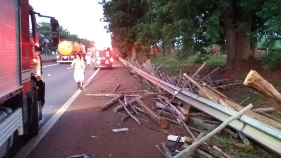 Parte da pista foi interditada para atendimento da ocorrência em Salto Grande (Foto: Corpo de Bombeiros / Divulgação )