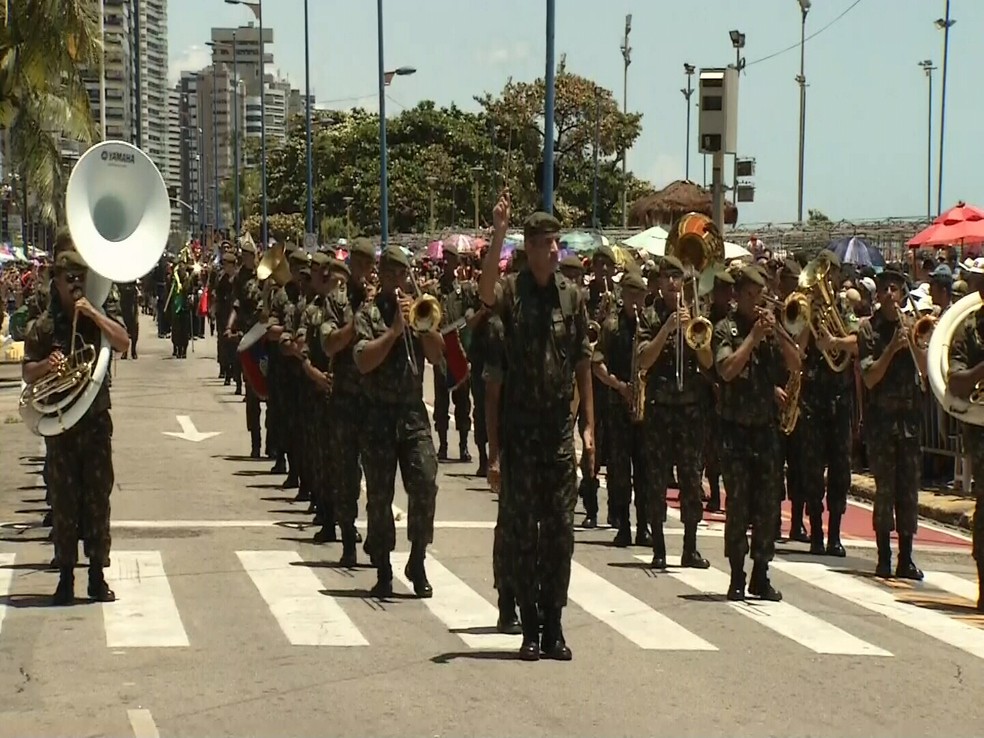 O desfile reuniu 3.500 militares da Marinha, Exército, Força Aérea, Corpo de Bombeiros e Polícia Militar do Ceará.  (Foto: Reprodução/TV Verdes Mares)