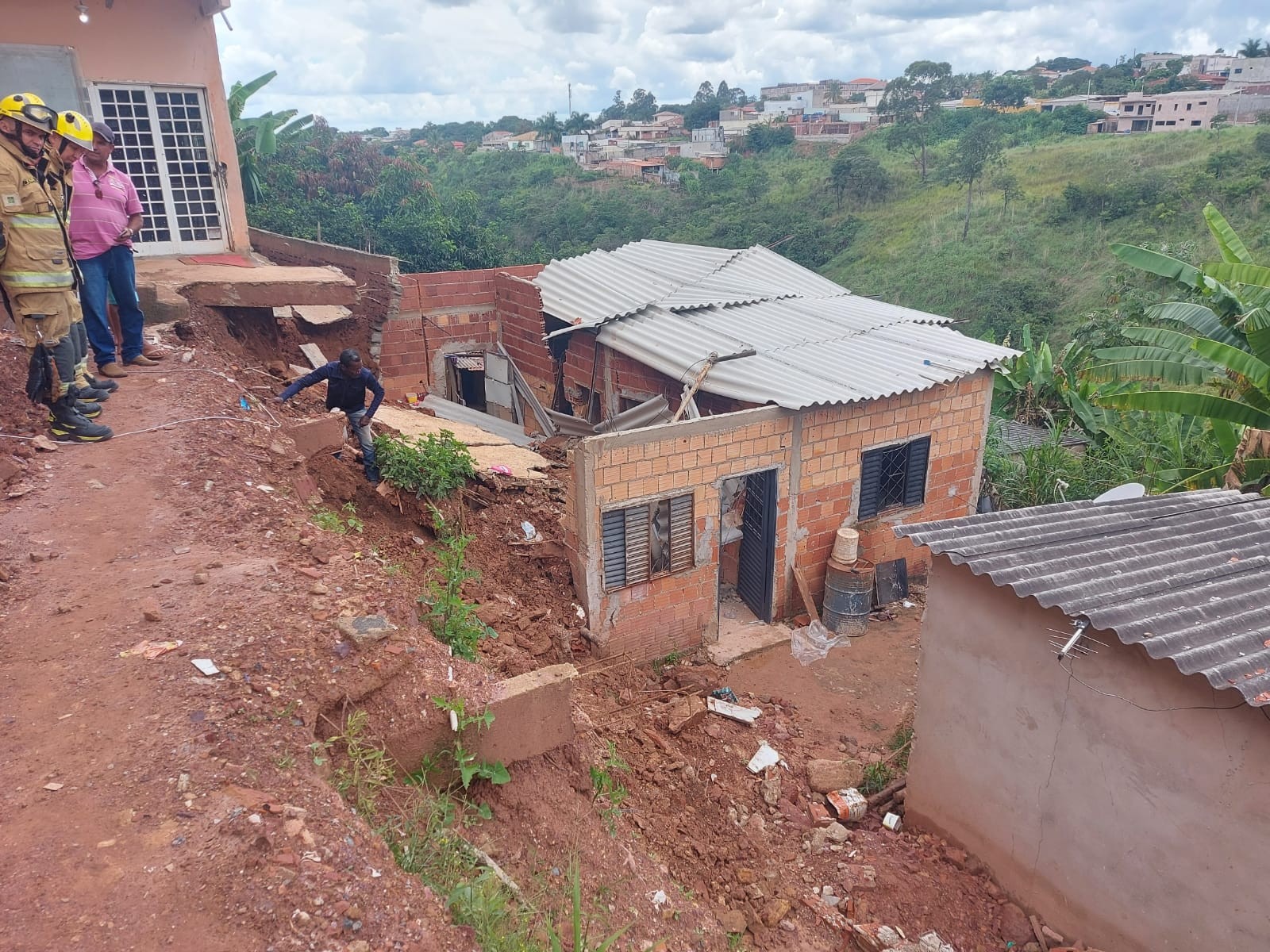 VÍDEO:  Defesa Civil interdita cinco casas por risco de desabamento em Arniqueira, no DF