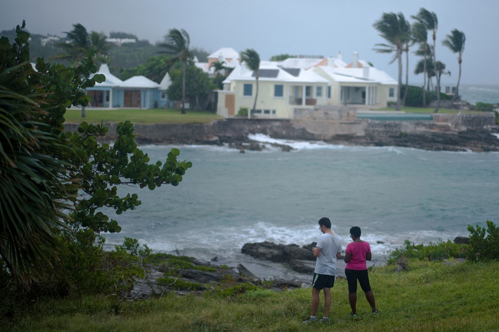 Moradores das Bermudas observam fortes ventos antes da chegada do furacão Fiona — Foto: REUTERS/Nicola Muirhead