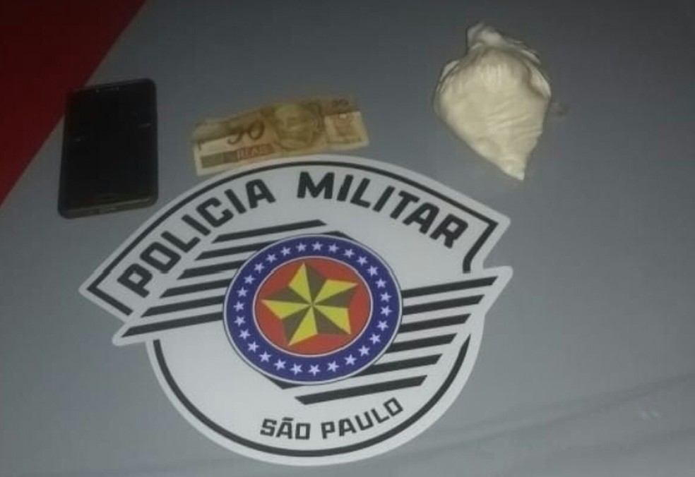 Droga, dinheiro e celular apreendidos — Foto: Cedida/Polícia Militar
