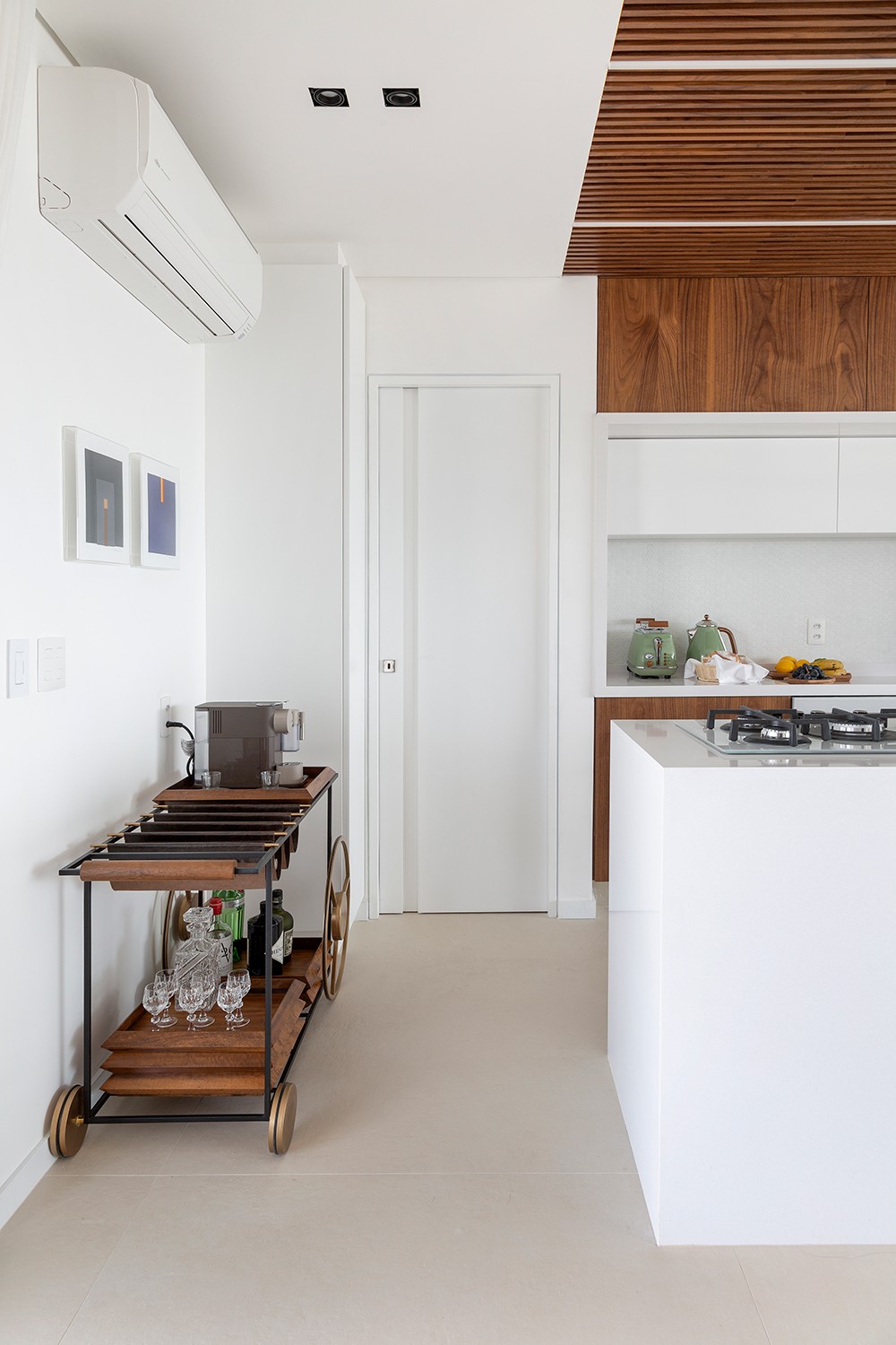 KITCHEN |  Next to the kitchen is the Decarvalho Atelier tea cart.  Production items are from Dpot Object and Líder Interiores (Photo: Julia Ribeiro / Disclosure)