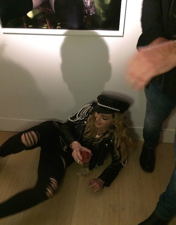 A cantora Madonna em uma exposição em Londres (Foto: Instagram)