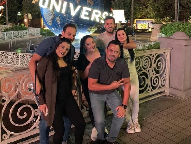 Maraisa aparece ao lado de ex-noivo e de amigos em Orlando, nos EUA (Foto: Reprodução / Instagram)