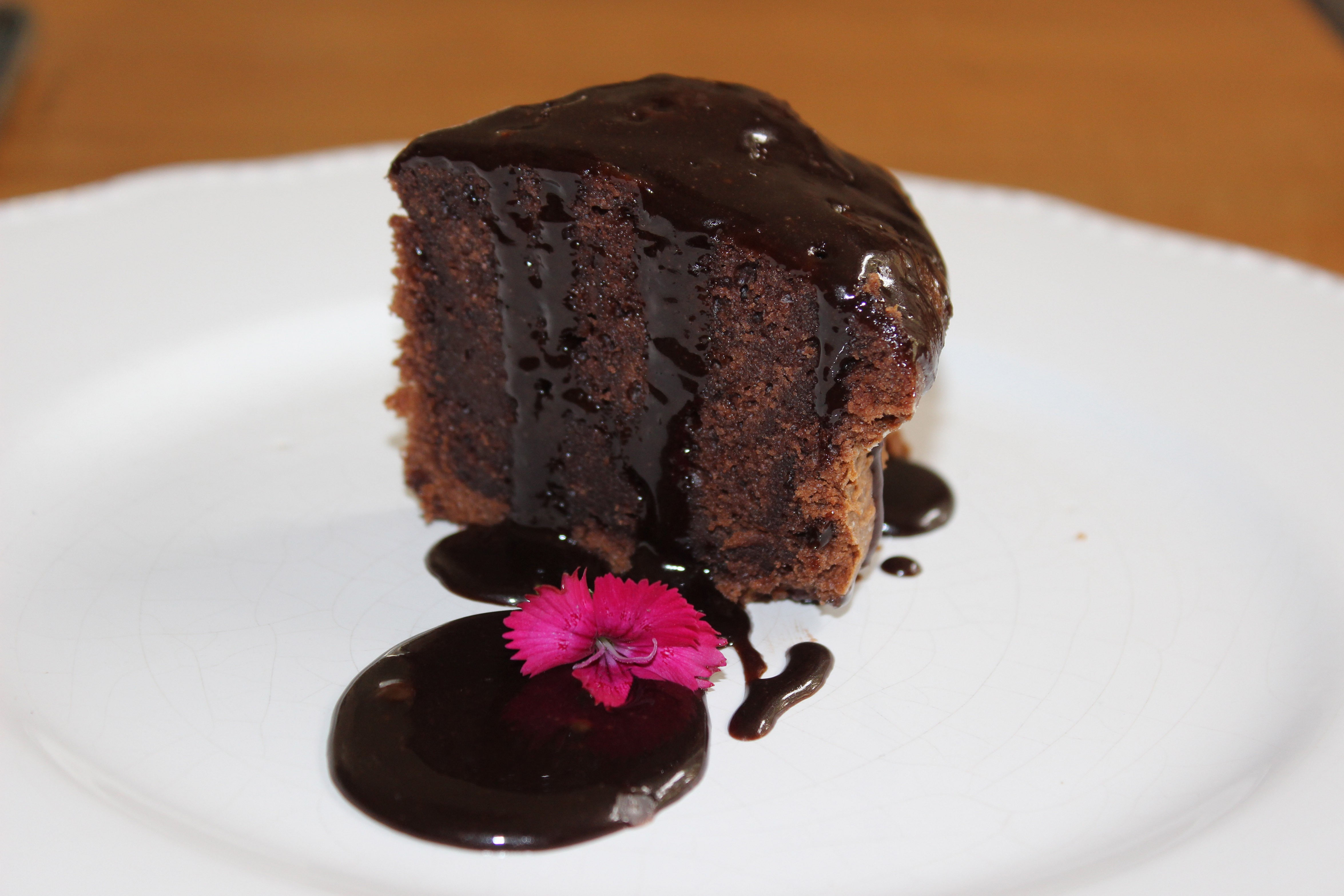 O bolo de chocolate molhadinho do Cositas na Cozinha (Foto: Divulgação)