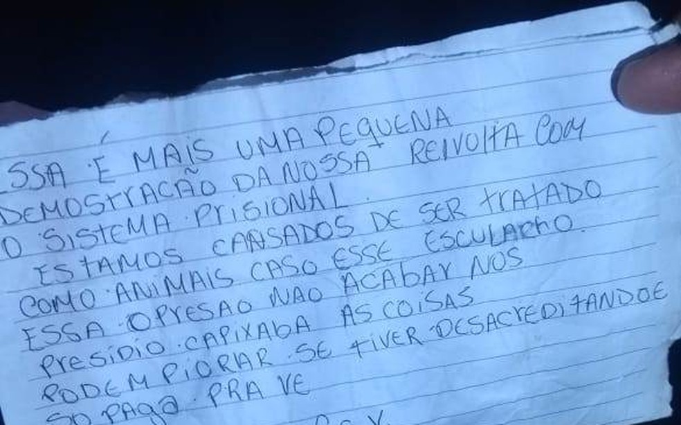 Bilhete deixado por criminosos ap&oacute;s &ocirc;nibus ser incendiado na Serra &mdash; Foto: VC no ES1