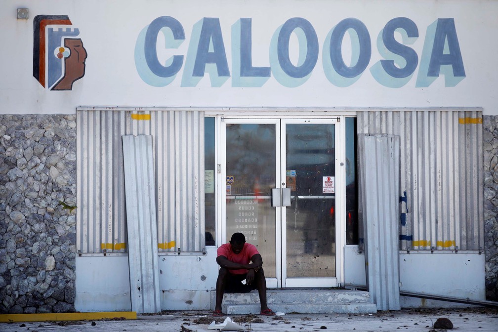 Homem sentado em porta de loja após a passagem do Irma em Islamorada Key, em Florida Keys, nesta terça (12) (Foto: Carlos Barria/Reuters)