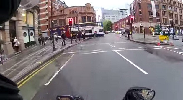 Ciclista passa perto de ônibus (Foto: Reprodução/ YouTube)