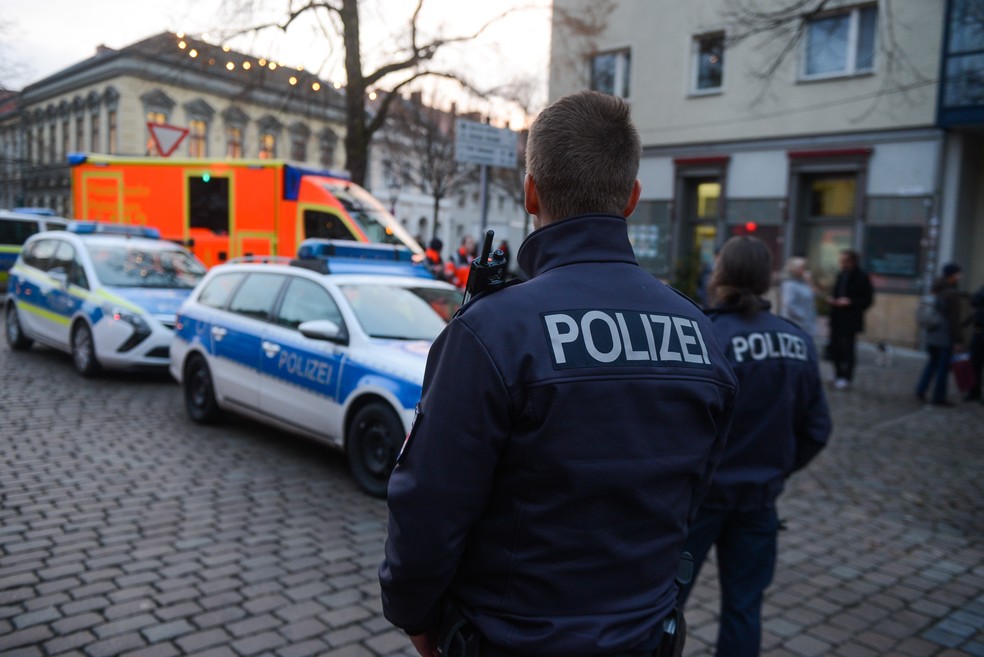 Polícia isola região de mercado de Natal em Potsdam, na Alemanha, após pacote suspeito ser encontrado (Foto: Julian Stähle / dpa / AFP)