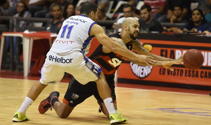 Técnico no ônibus, bola relâmpago e show de Olivinha marcam Fla x Mogi