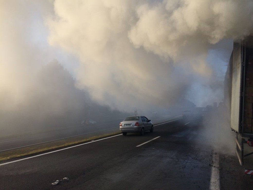 Fumaça comprometeu a visibilidade na Marechal Rondon em Agudos (Foto: Evandro Cini / TV TEM )