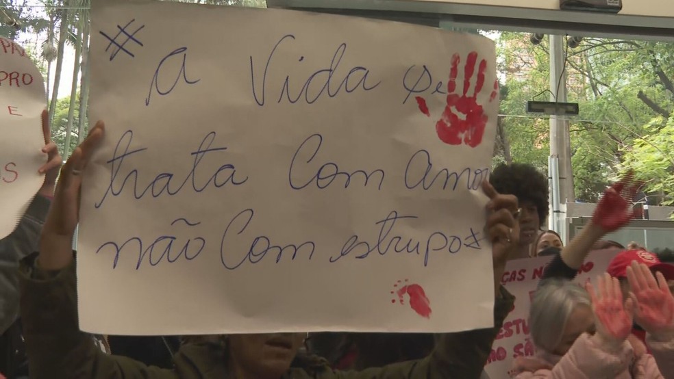 Manifestantes protestam contra médico que estuprou paciente sedada durante o parto   — Foto: Arquivo Pessoal