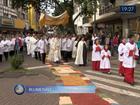 Fiéis celebram Corpus Christi com procissões e tapetes coloridos em SC
