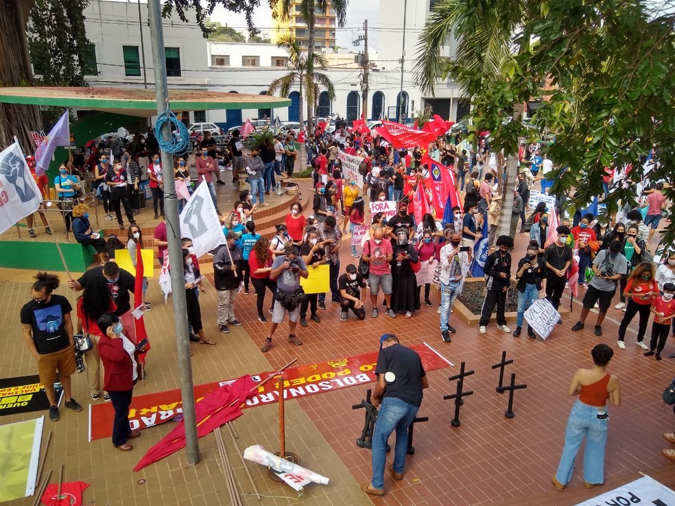 [Cuiabá, MT, 11h40]Manifestantes fazem carreata contra presidente Bolsonaro e a favor da vacina em Cuiabá — Foto: Edna Sampaio