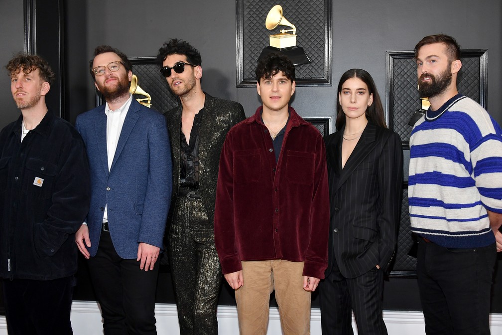 Os integrantes do Vampire Weekend chegam ao Grammy 2020 — Foto: AMY SUSSMAN / GETTY IMAGES NORTH AMERICA / AFP
