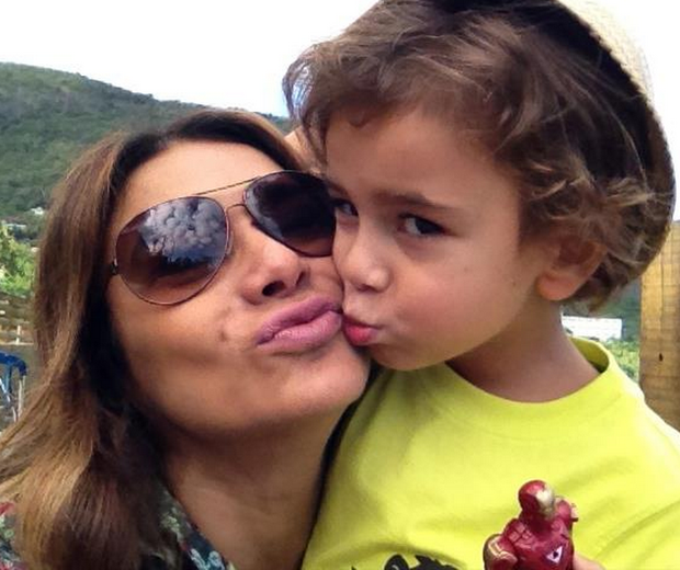 Dira ganhando um beijo do filho Inácio, com então 2 anos de idade (Foto: Reprodução - Facebook)