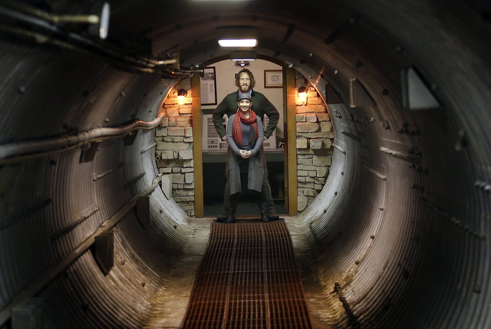 Mathew Fulkerson e sua mulher Leigh Ann posam no Subterra Castle, localizado em um antigo abrigo nuclear subterrâneo perto de Eskridge, no Kansas (Foto: Thad Allton/The Topeka Capital-Journal via AP)