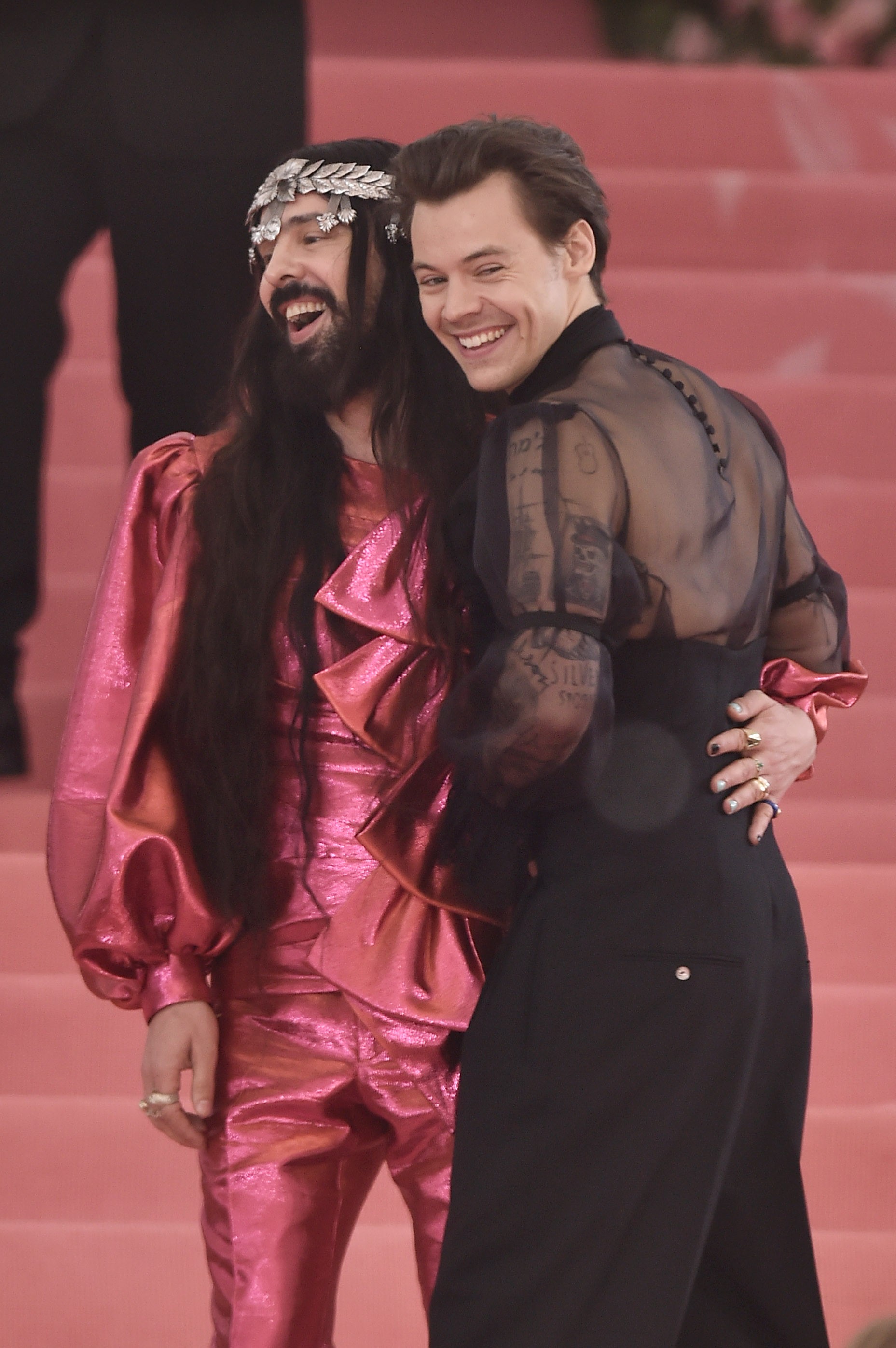 Amigos de lonha data: Harry Styles e Alessandro Michele, diretor criativo da Gucci, em 2019 (Foto: Getty Images)