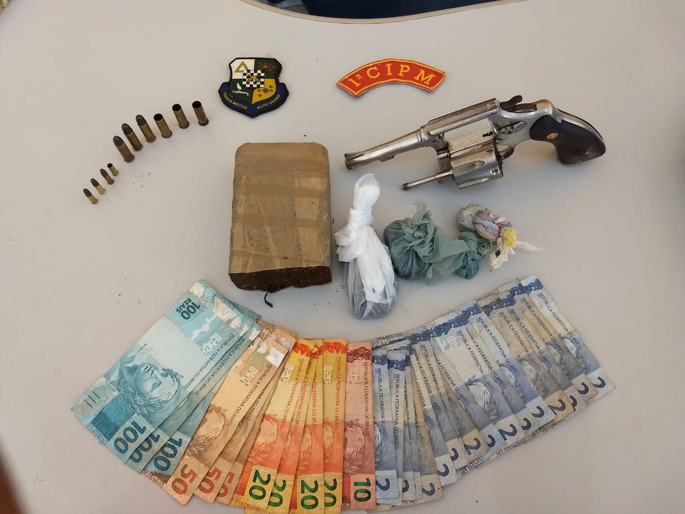 Os dois suspeitos foram levados para a delegacia e os militares apreenderam droga e um revólver.  — Foto: PM/MT