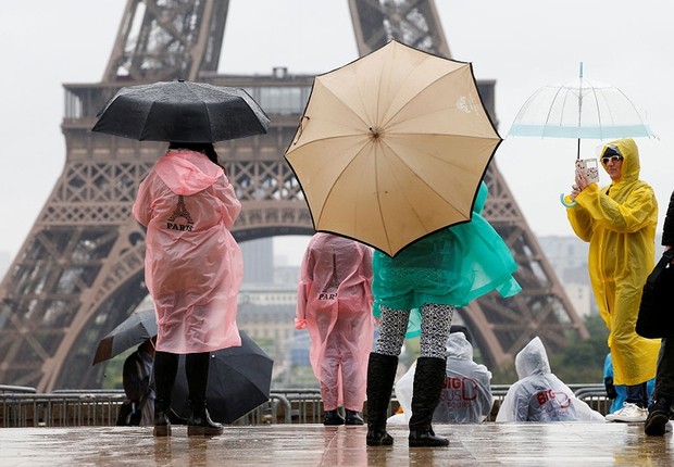 Turistas diante da Torre Eiffel , um dos pontos turísticos mais famosos de Paris (Foto: Charles Platiau/Reuters)