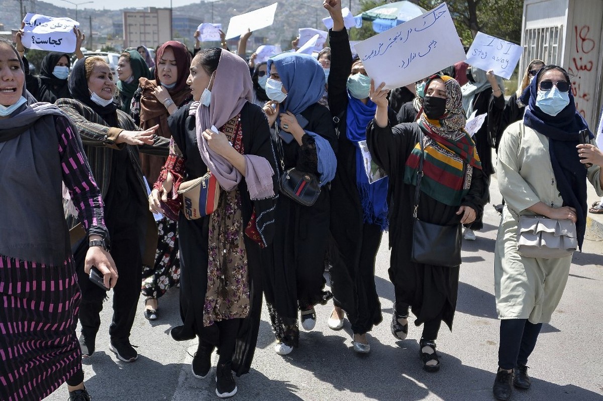 Em Cabul, mulheres protestam contra suposta interferência do Paquistão na política afegã; Talibã dispersa manifestação com tiros para o alto