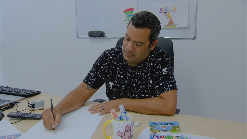 Ribamar Araújo criou desenhos inspirados em animais do Cerrado — Foto: TV Globo/ Reprodução