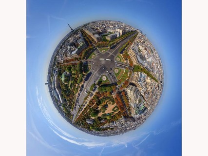 A avenida Champs Elysées, cartão-postal de Paris, com a Torre Eiffel ao fundo