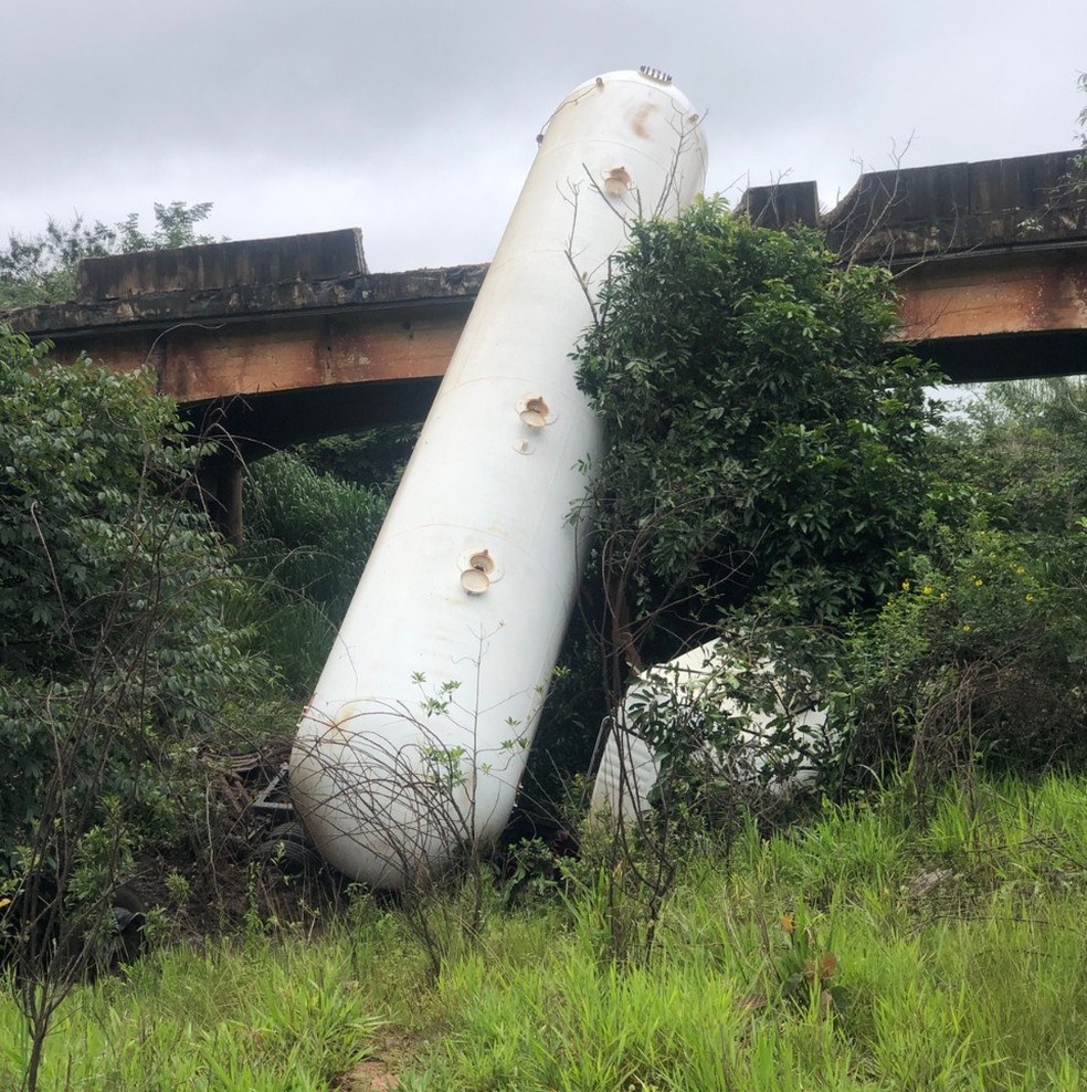 Caminh&atilde;o-tanque despencou de ponte sob a BR-153 em Prata &mdash; Foto: Triunfo Concebra/Divulga&ccedil;&atilde;o