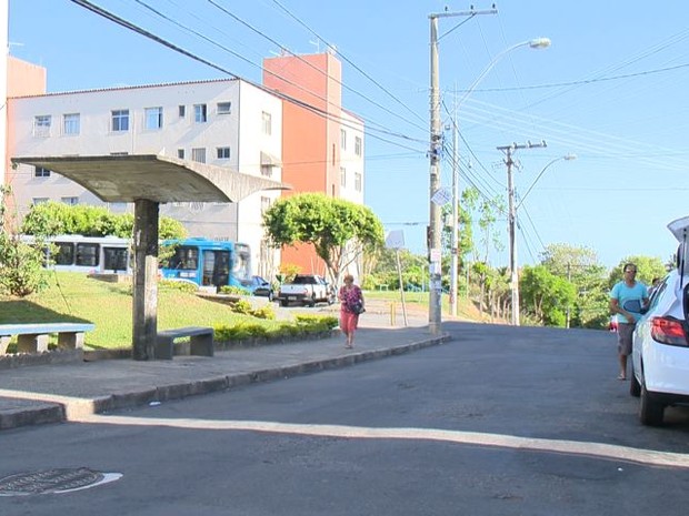 Arrastão aconteceu em um ponto de ônibus próximo ao condomínio Castelândia (Foto: Reprodução/ TV Gazeta)