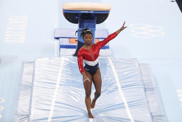 Simone Biles durante o último salto antes de anunciar que não competiria na prova em equipe na Olimpíada de Tóquio (Foto: Jean Catuffe/Getty Images)