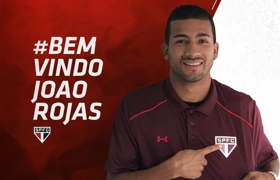 Joao Rojas posa com a camisa do São Paulo, que fez o anúncio de sua contratação nas redes sociais (Foto: Divulgação/saopaulofc.net)